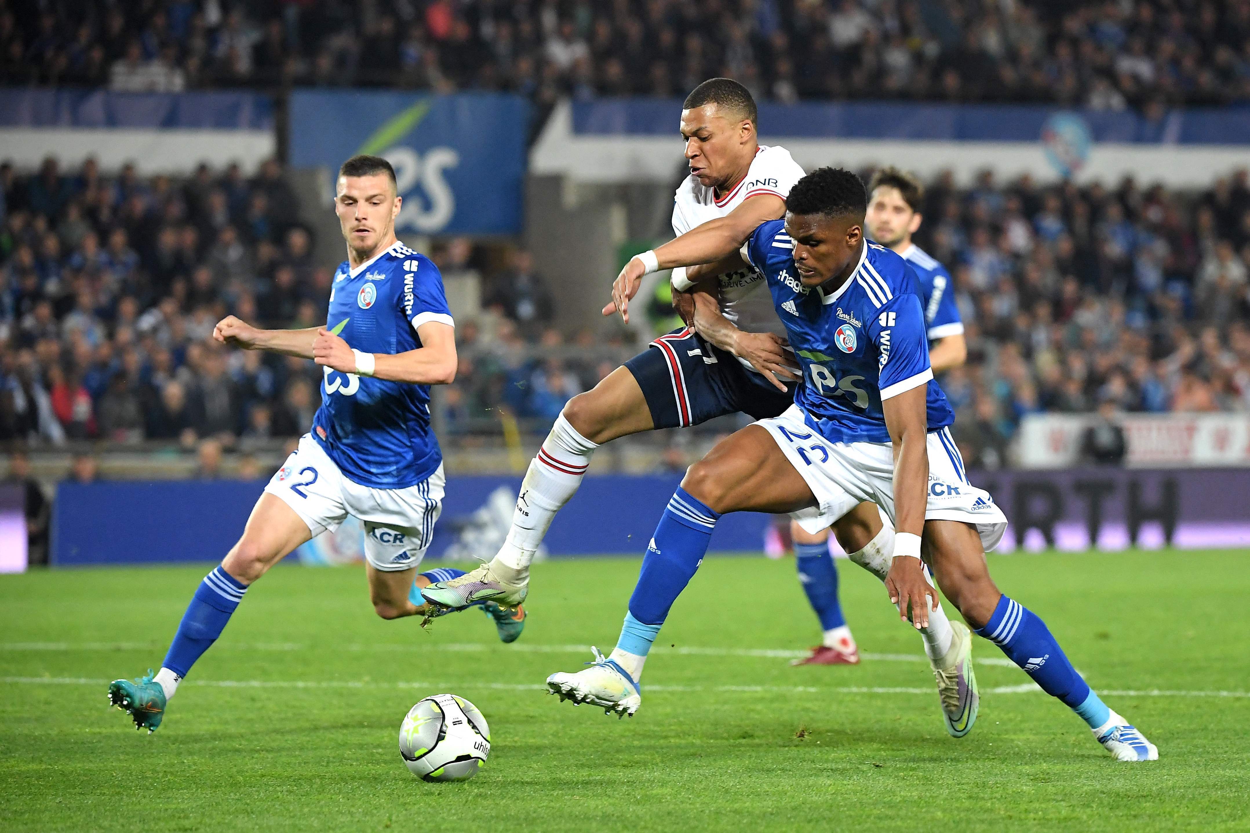 包含巴西完胜勒沃库森，迪马利亚状态火热的词条