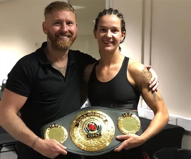 拳击女子比赛：英国拳手获胜