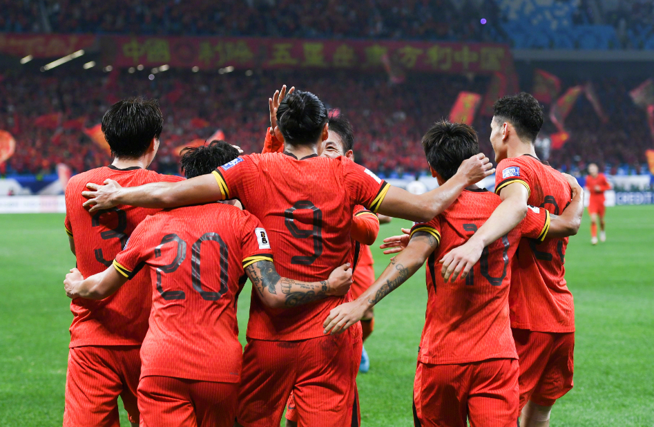 亚洲足球盛事上，中国队斩获佳绩