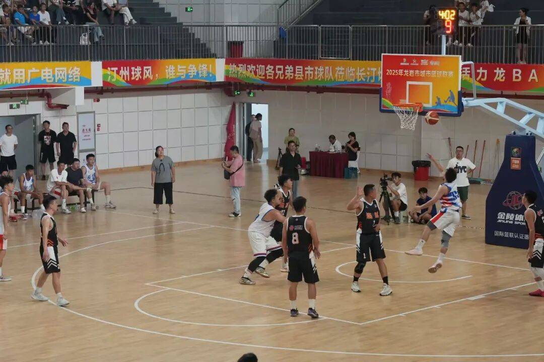 跨国篮球比赛中出现惊人的突破