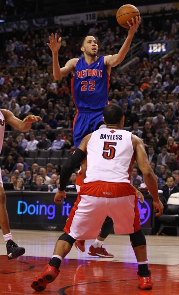 跨国篮球比赛中出现惊人的突破