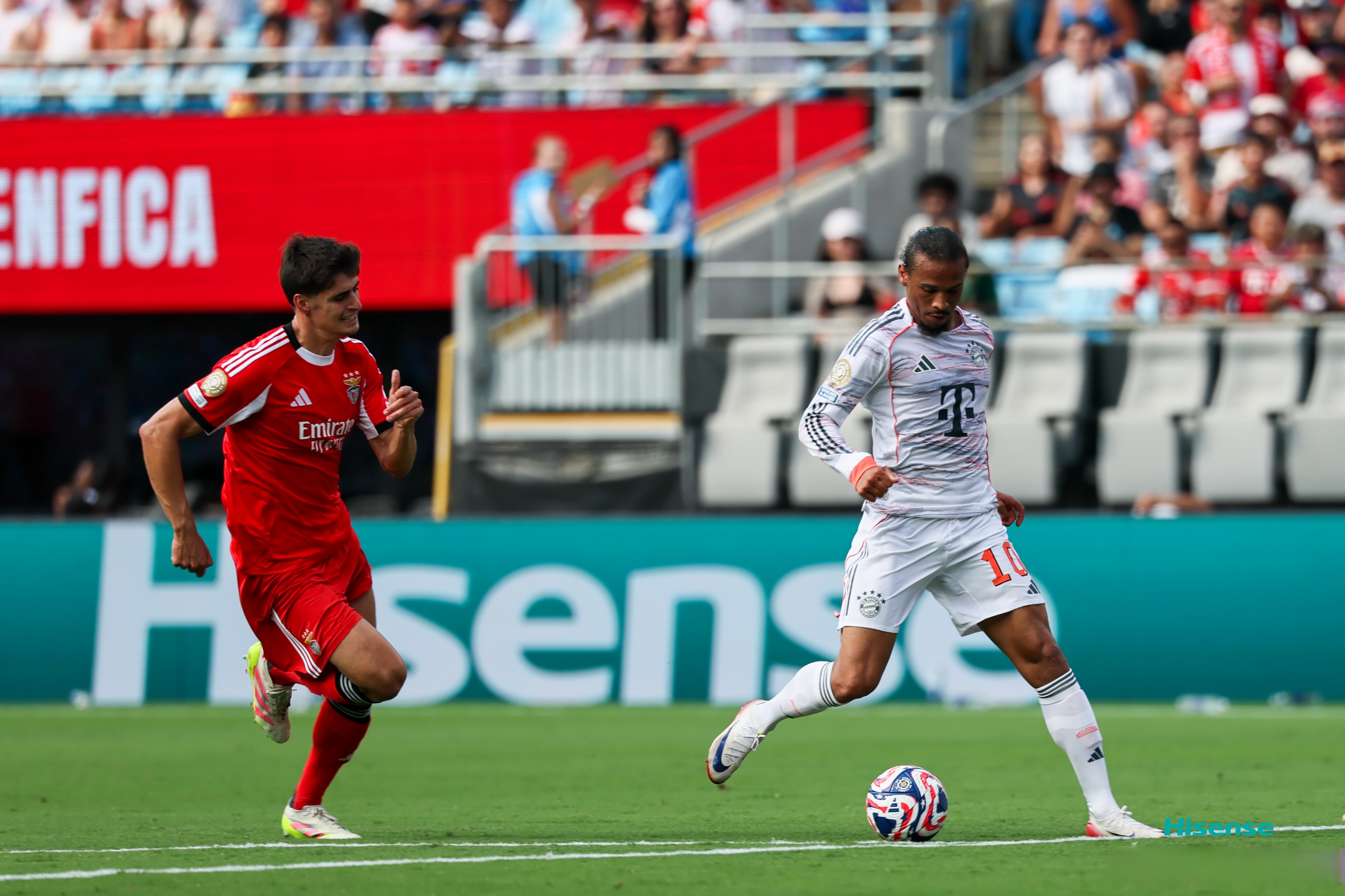 包含拜仁慕尼黑豪取胜利，冲击晋级赛程的词条