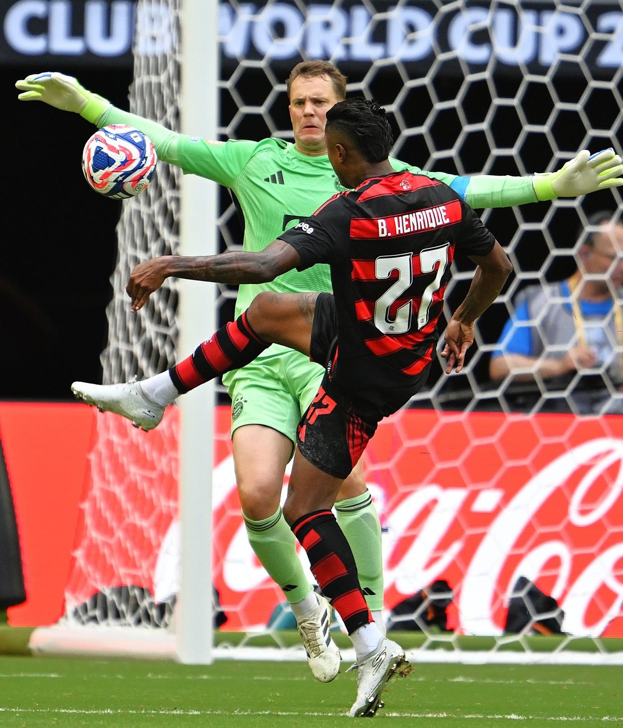 包含拜仁慕尼黑豪取胜利，冲击晋级赛程的词条