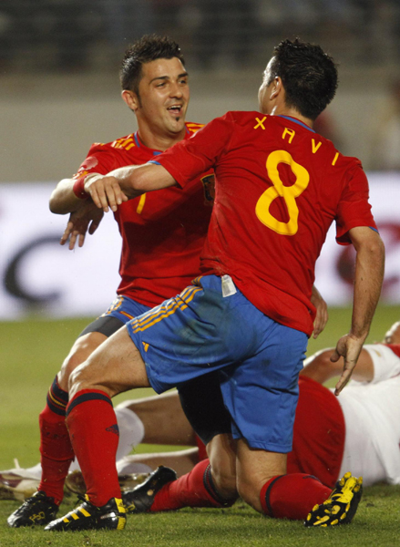 波兰险胜里昂，托雷斯送出助攻