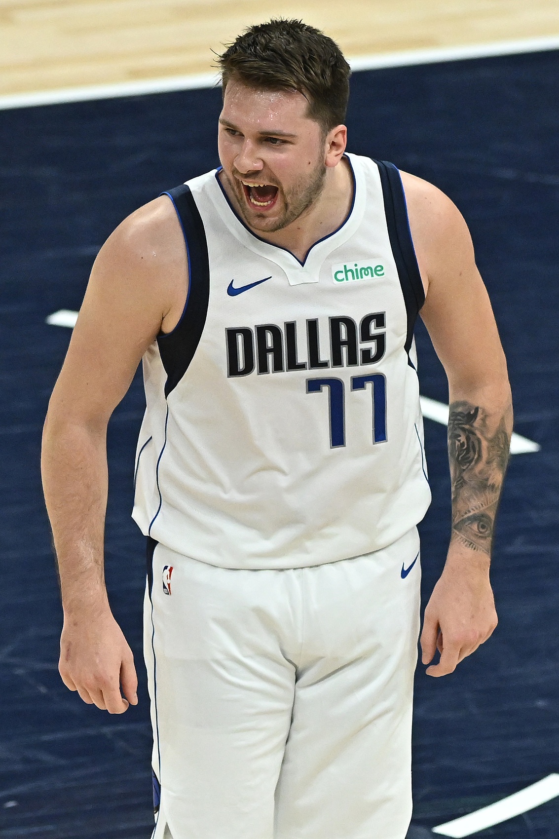 广东队轻取尼克斯，东契奇高光表现的简单介绍