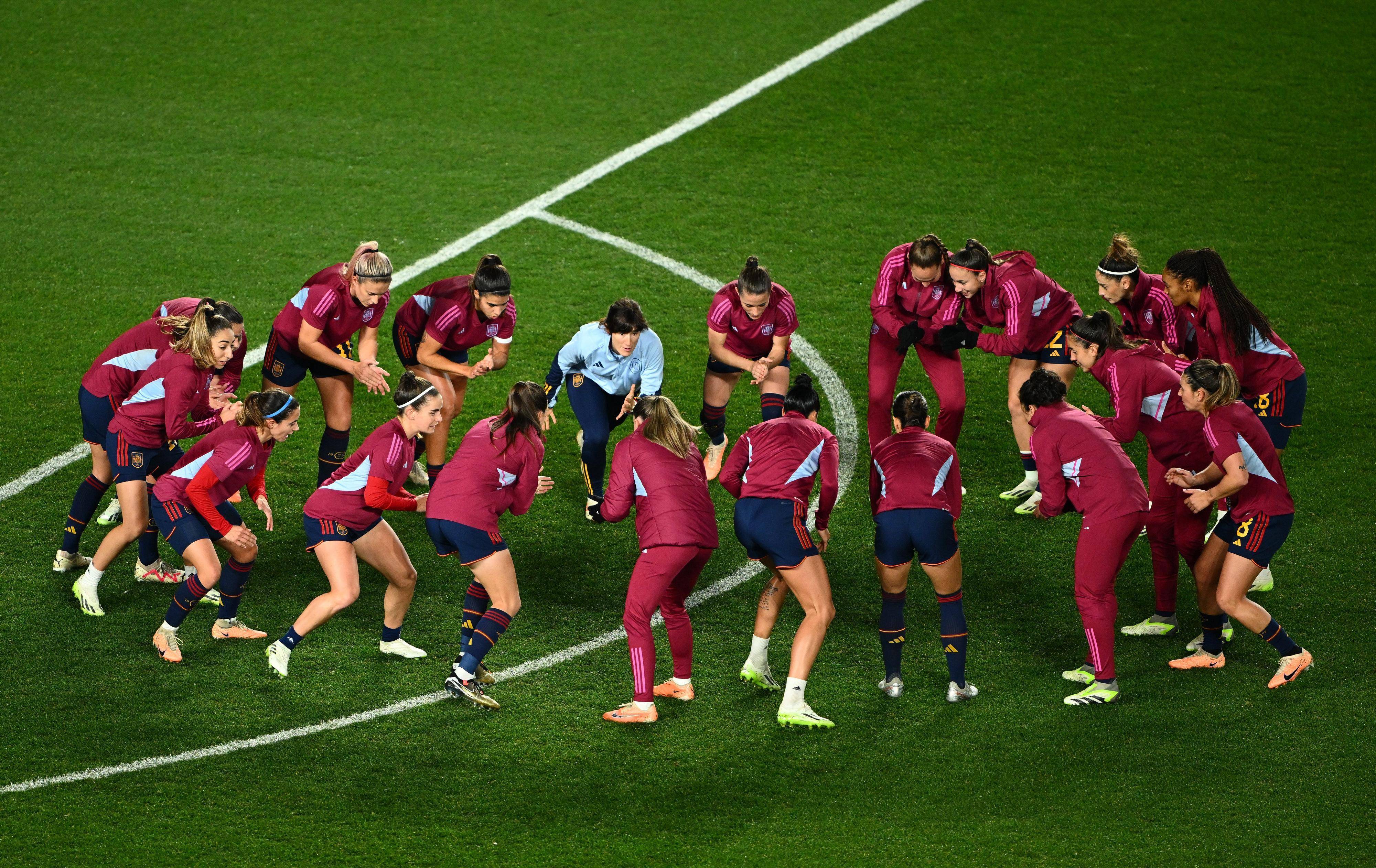 包含欧洲顶级球队激烈争夺国际足球赛事的词条