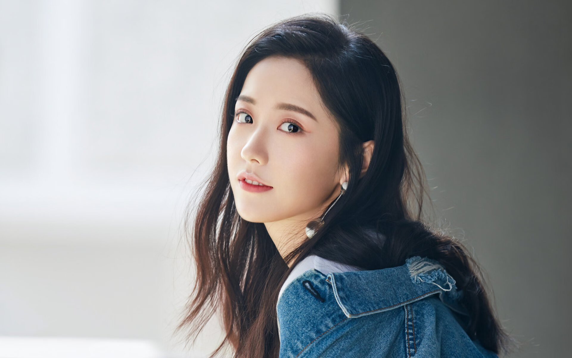 绿茵场上的历史之夜与沙漠外的强权博弈,当莱万传奇遭遇沙特的地缘棋局