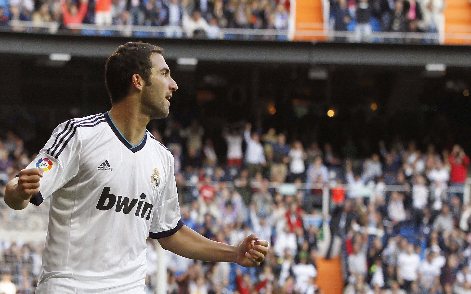 赛道与球场的双重奏，当F1年度争冠战火燃起，篮网力擒猛龙